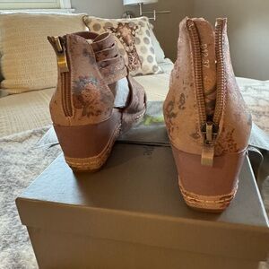 Antelope Pink and Brown Wedges Elegant Two-Tone Design